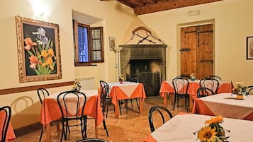 بوفيه فطور مجانًا يوميًا