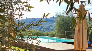 Una mesa al aire libre con una piscina al fondo.