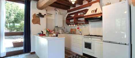 Frigorifero, forno, piano cottura, macchina per tè/caffè