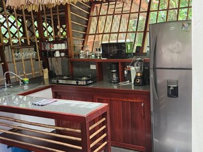 冷蔵庫、電子レンジ、コンロ、コーヒー / ティーメーカー