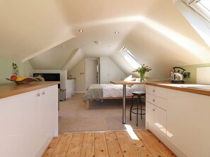 1 habitación, decoración personalizada y muebles diferentes 