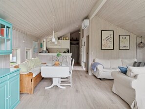 Een televisie en een open haard