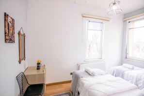 2 chambres, coffres-forts dans les chambres, bureau