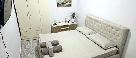 1 chambre, fer et planche à repasser, Wi-Fi gratuit, draps fournis