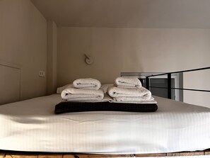 Minibar con artículos gratuitos y decoración personalizada 