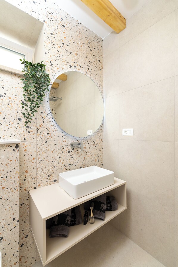 Villa Maja Aurelia in the centre Romantic Studio Apartment | Badezimmer | Dusche, kostenlose Toilettenartikel, Haartrockner, Handtücher