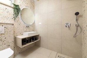 Villa Maja Aurelia in the centre Romantic Studio Apartment | Salle de bain | Douche, articles de toilette (gratuits), séchoir à cheveux