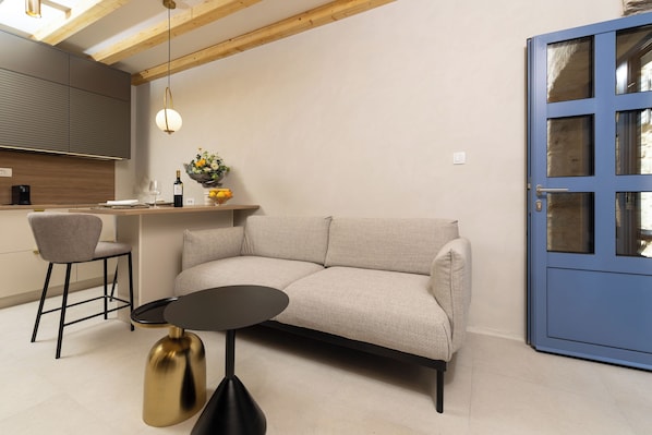 Villa Maja Aurelia in the centre Romantic Studio Apartment | Aire de séjour | Téléviseur connecté de 109 cm avec télévision par satellite