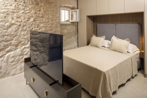 1 غرفة نوم وملاءات للفراش لا تسبب الحساسية وخزنة داخل الغرفة