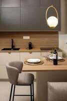 Refrigerador con freezer, microondas, horno, placa de cocina