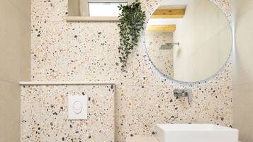 Villa Maja Aurelia in the centre Romantic Studio Apartment | Bathroom | Shower, free toiletries, hair dryer, towels