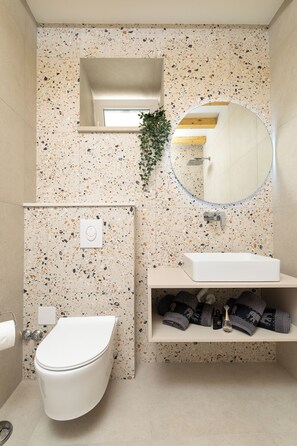 Villa Maja Aurelia in the centre Romantic Studio Apartment | Bathroom | Shower, free toiletries, hair dryer, towels - Villa Maja Aurelia in the Centre- Romantic studio apartment (Hvar)