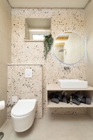 Ducha, artículos de tocador gratuitos, secador de pelo, toallas