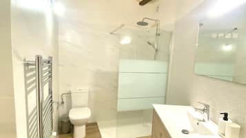 Douche, séchoir à cheveux, serviettes fournies, savon