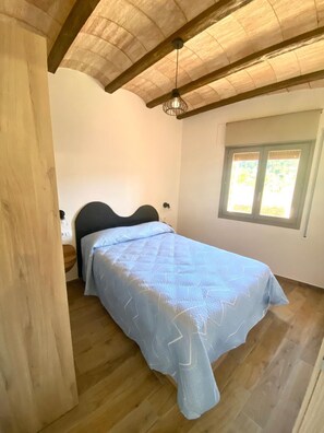 1 dormitori, un bressol de viatge i roba de llit