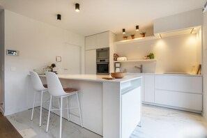 Réfrigérateur, micro-ondes, plaque de cuisson, lave-vaisselle