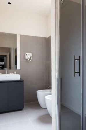 Douche, sèche-cheveux, bidet, serviettes fournies