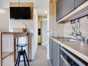 Fridge, dishwasher, cookware/dishes/utensils