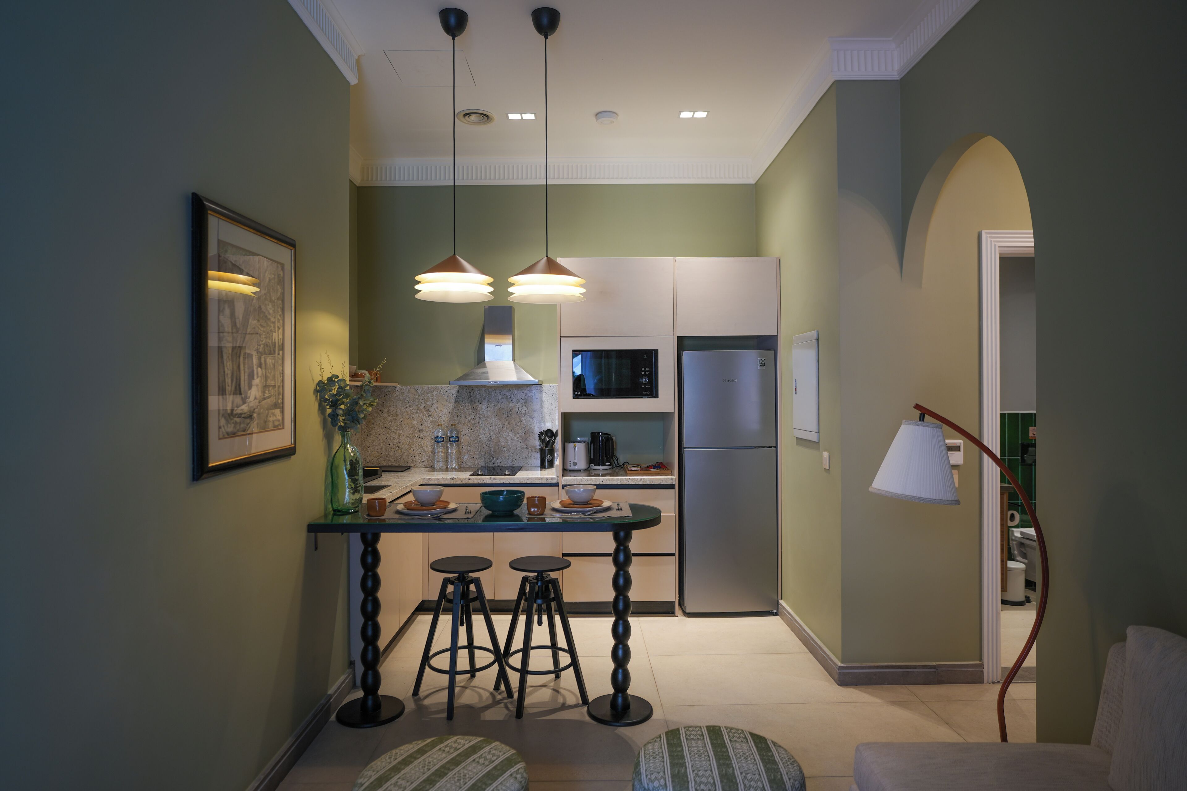 Refrigerador con congelador, microondas, horno y parrilla de estufa 