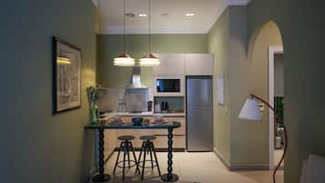 Refrigerador con congelador, microondas, horno y parrilla de estufa