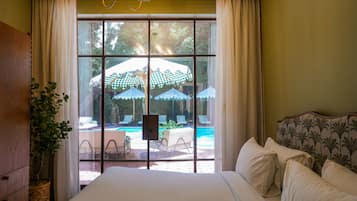 Egyptian cotton sheets, premium bedding, in-room safe, desk