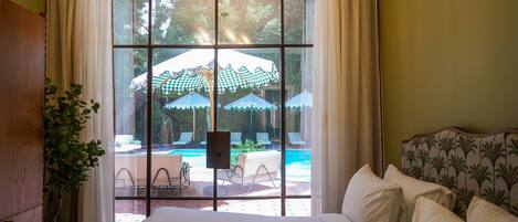 Egyptian cotton sheets, premium bedding, in-room safe, desk