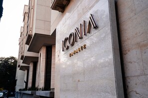 Ein Gebäude mit einem auffälligen Schild, auf dem 'ICONIA' steht.