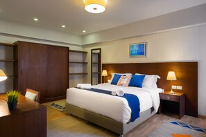 Egyptian cotton sheets, premium bedding, in-room safe, desk