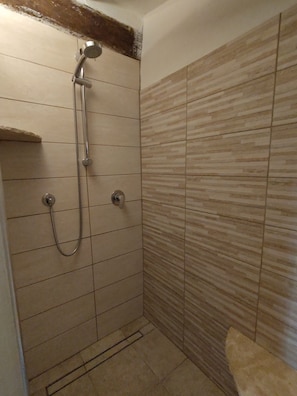 Douche, sĂšche-cheveux, serviettes fournies, savon