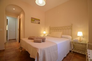 2 chambres, fer et planche à repasser, Wi-Fi gratuit, draps fournis