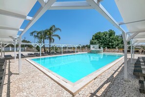 Piscine extérieure en saison