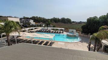 Kauden mukainen ulkouima-allas