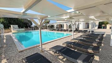 Una piscina al aire libre de temporada