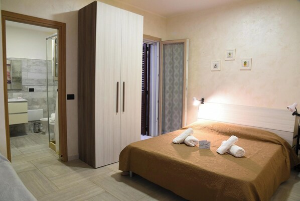 家庭公寓, 多间卧室 (Marina Apartment In Pino Residence) | 1 多间卧室、床单