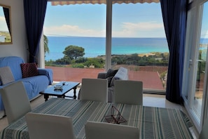 Familjelägenhet - flera sovrum - 2 badrum - mot havet (Felloniche Apartment Sea View) | Vardagsrum | 21-tums tv med kabelkanaler