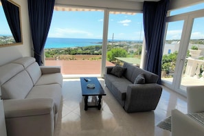 Familjelägenhet - 2 sovrum - 2 badrum - mot havet (Felloniche Apartment Sea View) | Vardagsrum