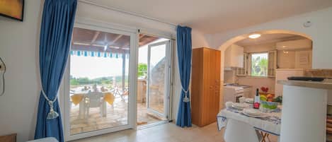 Family Apartment, Multiple Bedrooms (Felloniche Studio Sea View) | Tempat makan