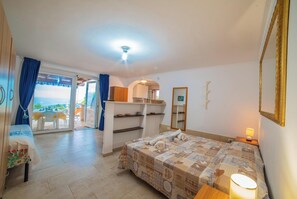 Family Apartment, Multiple Bedrooms (Felloniche Studio Sea View) | 2 bedrooms, WiFi, bed sheets - Villa Felloniche (Castrignano del Capo)