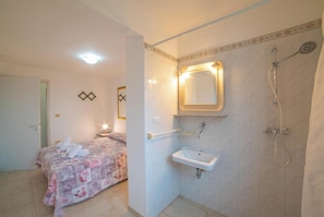 Family Apartment, Multiple Bedrooms, 2 Bathrooms (Gran Appartamento Felloniche Sea View) | Bathroom - Villa Felloniche (Castrignano del Capo)
