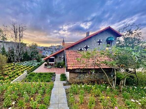 舒适套房, 城市景观 | 高档床上用品、隔音、免费 WiFi、床单