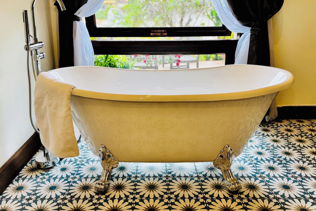 Suite Confort, vista a la ciudad | Baño | Regadera, amenidades de baño gratuitas, secadora de cabello, batas