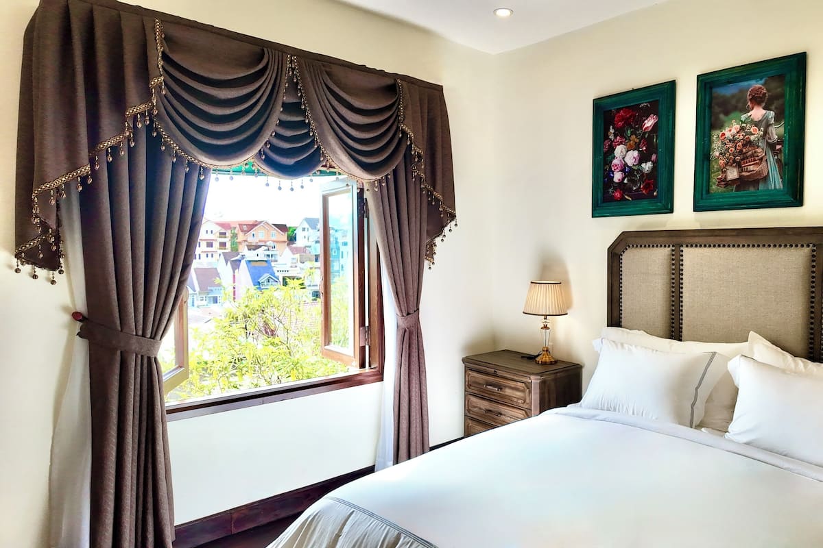 Premium bedding, blackout curtains, free WiFi, bed sheets