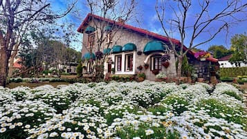 Ropa de cama de alta calidad, sistema de insonorización y wifi gratis