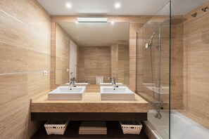 Een douche, een haardroger, handdoeken, toiletpapier