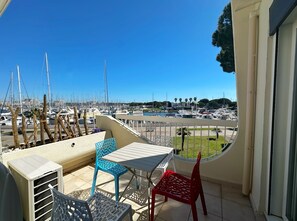 Outdoor dining - Sun, peace & comfort in Port Camargue (Le Grau-du-Roi)