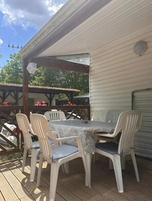 Outdoor dining - Mobile home on the banks of the Ardèche and the medieval village of Aiguèze (Saint-Paulet-de-Caisson)