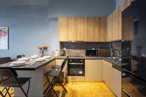 Apartment, 3 Bedrooms, Kitchen, City View | Private kitchen | Full-sized fridge, oven, stovetop, dishwasher