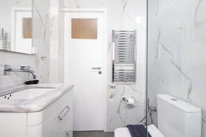 Douche, articles de toilette gratuits, sèche-cheveux, bidet