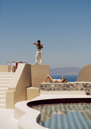 Seasonal outdoor pool, pool umbrellas, pool loungers - Neema Maison Finikia Santorini (Santorini)