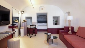 Ein modernes Wohnzimmer mit einer Couch, einem Couchtisch, einem Fernseher und einer kleinen Essecke.
